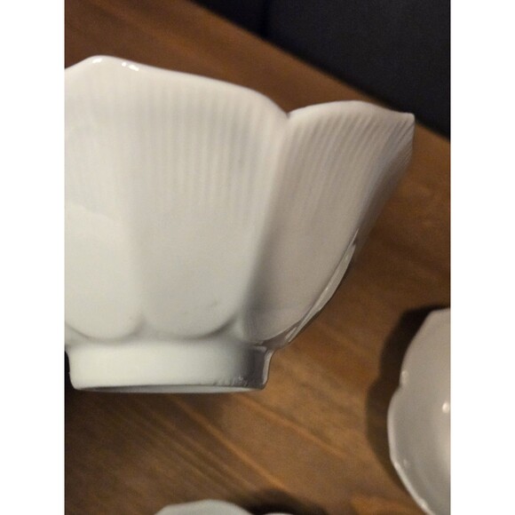 Vintage Porcelain Lotus Tulip Rice Bowl, Japan - Picture 5 of 8